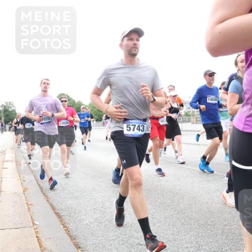 29.06.2025 - hella hamburg halbmarathon Lena Gebhardt http://msf.ph/oto/8464218 29.06.2025 10:32:17 Lombardsbrücke 17073, 1987, 7072, 13026, 5743, 460, 2349, 14599, 431, 1199, 1311, 1640, 1987, 2349, 2384, 2672, 2943, 3022, 3221, 3239, 3358, 3365, 3653, 3707, 3751, 3752, 3778, 3822, 4314, 4365, 4605, 4857, 4877, 4924, 5156, 5496, 5601, 5658, 5743, 5783, 5871, 5941, 6218, 6228, 6252, 6312, 6315, 6718, 6727, 7135, 7239, 7295, 7344, 7468, 7535, 7570, 7695, 7702, 7789, 7816, 7898, 8124, 8127, 8175, 8303, 8538, 8625, 8787, 8840, 8914, 8993, 9125, 9206, 10002 meine-sportfotos.de