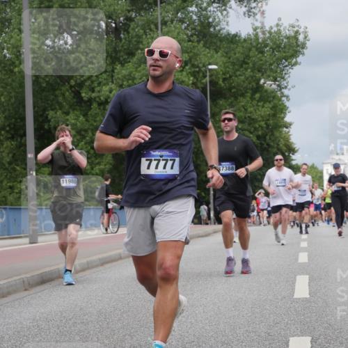 29.06.2025 - hella hamburg halbmarathon Luisa Fischer http://msf.ph/oto/8464220 29.06.2025 10:40:45 Kennedybrücke 11980, 7777, 7388, 712, 14915, 1337, 1799, 2016, 2031, 4442, 4762, 7085, 7124, 7544, 8499, 8843, 9288, 10159 meine-sportfotos.de
