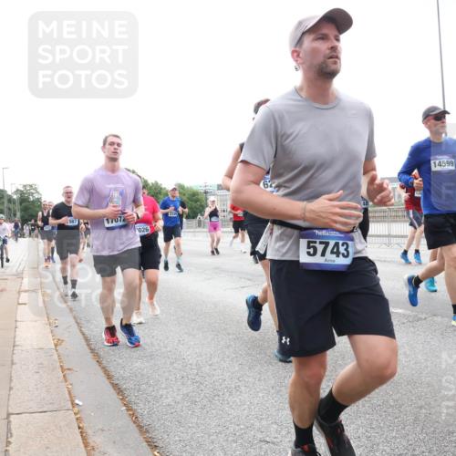 29.06.2025 - hella hamburg halbmarathon Lena Gebhardt http://msf.ph/oto/8464284 29.06.2025 10:32:17 Lombardsbrücke 17073, 987, 17072, 026, 2349, 64, 5743, 14599, 713, 1199, 1311, 1640, 1987, 2349, 2384, 2672, 2943, 3022, 3221, 3239, 3358, 3365, 3653, 3707, 3751, 3752, 3778, 3822, 4314, 4365, 4605, 4857, 4877, 4924, 5156, 5496, 5601, 5658, 5743, 5783, 5871, 5941, 6218, 6228, 6252, 6312, 6315, 6718, 6727, 7135, 7239, 7295, 7344, 7468, 7535, 7570, 7695, 7702, 7789, 7816, 7898, 8124, 8127, 8175, 8303, 8538, 8625, 8787, 8840, 8914, 8993, 9125, 9206, 10002 meine-sportfotos.de