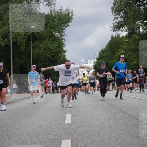 29.06.2025 - hella hamburg halbmarathon Luisa Fischer http://msf.ph/oto/8464291 29.06.2025 10:40:48 Kennedybrücke 4097, 4996, 14915, 8811, 11183, 4762, 7124, 16303, 1337, 1799, 2016, 2031, 2853, 4442, 4762, 5522, 5523, 7124, 7544, 8499, 8843, 8985, 9288, 10159, 10836 meine-sportfotos.de
