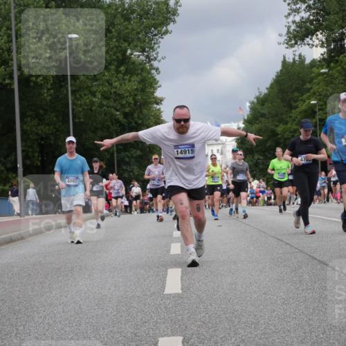 29.06.2025 - hella hamburg halbmarathon Luisa Fischer http://msf.ph/oto/8464319 29.06.2025 10:40:49 Kennedybrücke 4097, 4996, 16837, 6190, 14915, 6955, 11183, 8811, 47, 7124, 5523, 1337, 1799, 2016, 2031, 2853, 4762, 5522, 5523, 7124, 8499, 8811, 8843, 8985, 9288, 10159, 10836 meine-sportfotos.de