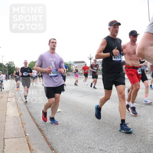 29.06.2025 - hella hamburg halbmarathon Lena Gebhardt http://msf.ph/oto/8464342 29.06.2025 10:32:17 Lombardsbrücke 17073, 6252, 1987, 17072, 10248, 460, 1199, 1311, 1640, 1987, 2349, 2384, 2672, 2943, 3022, 3221, 3239, 3358, 3365, 3653, 3707, 3751, 3752, 3778, 3822, 4314, 4365, 4605, 4857, 4877, 4924, 5156, 5496, 5601, 5658, 5743, 5783, 5871, 5941, 6218, 6228, 6252, 6312, 6315, 6718, 6727, 7135, 7239, 7295, 7344, 7468, 7535, 7570, 7695, 7702, 7789, 7816, 7898, 8124, 8127, 8175, 8303, 8538, 8625, 8787, 8840, 8914, 8993, 9125, 9206, 10002 meine-sportfotos.de