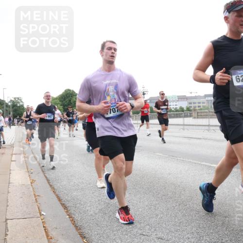 29.06.2025 - hella hamburg halbmarathon Lena Gebhardt http://msf.ph/oto/8464382 29.06.2025 10:32:18 Lombardsbrücke 6252, 17073, 987, 707, 46, 1199, 1311, 1640, 1987, 2349, 2384, 2672, 2943, 3022, 3221, 3239, 3358, 3365, 3653, 3707, 3751, 3752, 3778, 3822, 4314, 4365, 4605, 4857, 4877, 4924, 5156, 5496, 5601, 5658, 5743, 5783, 5871, 5941, 6218, 6228, 6252, 6312, 6315, 6718, 6727, 7135, 7239, 7295, 7344, 7468, 7535, 7570, 7695, 7702, 7789, 7816, 7898, 8124, 8127, 8175, 8303, 8538, 8625, 8787, 8840, 8914, 8993, 9125, 9206, 10002 meine-sportfotos.de