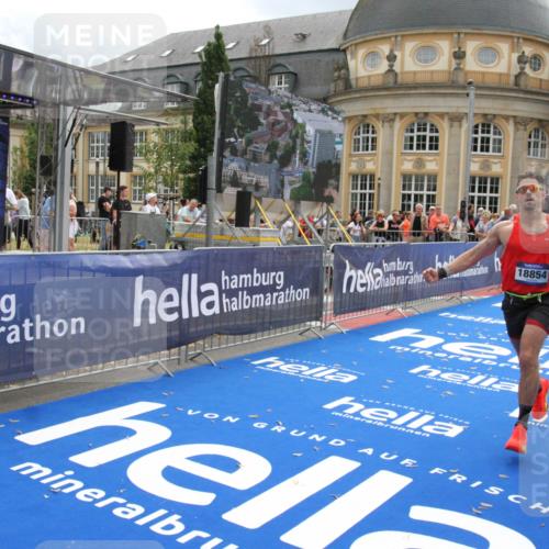 29.06.2025 - hella hamburg halbmarathon Michael Strokosch http://msf.ph/oto/8464412 29.06.2025 10:33:39 Ziel 1053, 1396, 2836, 8312, 12595, 14975, 17191, 18854 meine-sportfotos.de