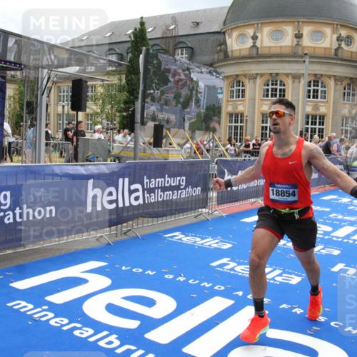 29.06.2025 - hella hamburg halbmarathon Michael Strokosch http://msf.ph/oto/8464439 29.06.2025 10:33:39 Ziel 1053, 1396, 2836, 8312, 12595, 14975, 17191, 18854 meine-sportfotos.de