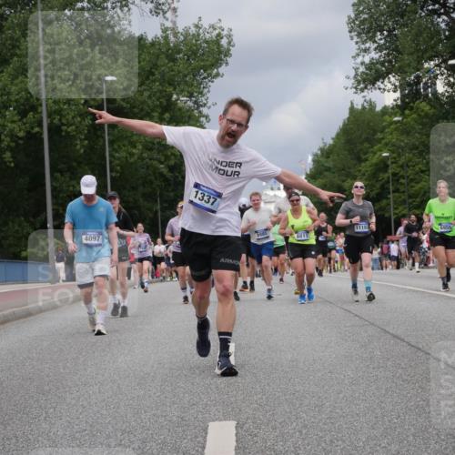 29.06.2025 - hella hamburg halbmarathon Luisa Fischer http://msf.ph/oto/8464470 29.06.2025 10:40:53 Kennedybrücke 4097, 137, 1337, 8985, 11183, 903, 8811, 6955, 1337, 1799, 2016, 2853, 4762, 5522, 5523, 6955, 7124, 7321, 8811, 8985, 9894, 10506, 10836 meine-sportfotos.de