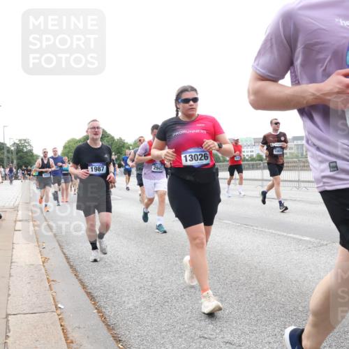 29.06.2025 - hella hamburg halbmarathon Lena Gebhardt http://msf.ph/oto/8464494 29.06.2025 10:32:18 Lombardsbrücke 1987, 2943, 13026, 10924, 17072, 1199, 1311, 1640, 1987, 2349, 2384, 2672, 2943, 3022, 3221, 3239, 3358, 3365, 3653, 3707, 3751, 3752, 3778, 3822, 4314, 4365, 4605, 4857, 4877, 4924, 5156, 5496, 5601, 5658, 5743, 5783, 5871, 5941, 6218, 6228, 6252, 6312, 6315, 6718, 6727, 7135, 7239, 7295, 7344, 7468, 7535, 7570, 7695, 7702, 7789, 7816, 7898, 8124, 8127, 8175, 8303, 8538, 8625, 8787, 8840, 8914, 8993, 9125, 9206, 10002 meine-sportfotos.de