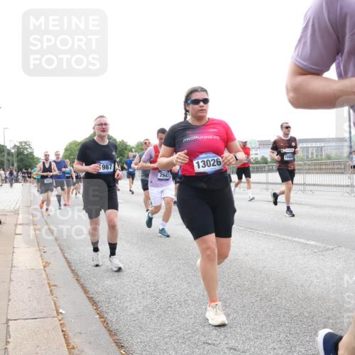 29.06.2025 - hella hamburg halbmarathon Lena Gebhardt http://msf.ph/oto/8464521 29.06.2025 10:32:18 Lombardsbrücke 987, 2943, 13026, 170, 1199, 1311, 1640, 1987, 2349, 2384, 2672, 2943, 3022, 3221, 3239, 3358, 3365, 3653, 3707, 3751, 3752, 3778, 3822, 4314, 4365, 4605, 4857, 4877, 4924, 5156, 5496, 5601, 5658, 5743, 5783, 5871, 5941, 6218, 6228, 6252, 6312, 6315, 6718, 6727, 7135, 7239, 7295, 7344, 7468, 7535, 7570, 7695, 7702, 7789, 7816, 7898, 8124, 8127, 8175, 8303, 8538, 8625, 8787, 8840, 8914, 8993, 9125, 9206, 10002 meine-sportfotos.de