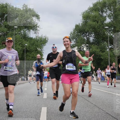 29.06.2025 - hella hamburg halbmarathon Luisa Fischer http://msf.ph/oto/8464640 29.06.2025 10:41:01 Kennedybrücke 6190, 506, 8945, 812, 1475, 17389, 1475, 1985, 2853, 5139, 6697, 6955, 7321, 7629, 8811, 9894, 10025, 10506 meine-sportfotos.de