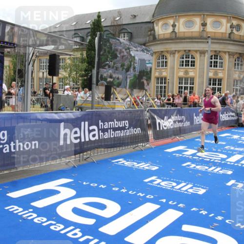 29.06.2025 - hella hamburg halbmarathon Michael Strokosch http://msf.ph/oto/8464641 29.06.2025 10:33:43 Ziel 1053, 1396, 2836, 8312, 12595, 14975, 16755, 17191 meine-sportfotos.de