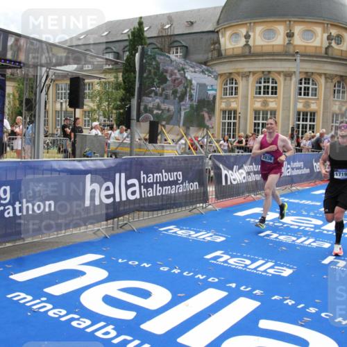 29.06.2025 - hella hamburg halbmarathon Michael Strokosch http://msf.ph/oto/8464657 29.06.2025 10:33:43 Ziel 1053, 1396, 2836, 8312, 12595, 14975, 16755, 17191 meine-sportfotos.de