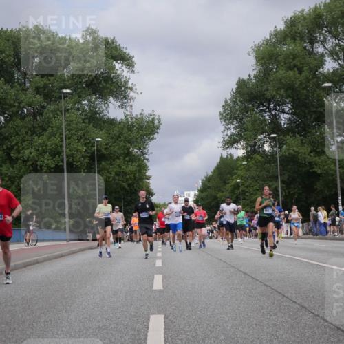 29.06.2025 - hella hamburg halbmarathon Luisa Fischer http://msf.ph/oto/8464671 29.06.2025 10:41:04 Kennedybrücke 12824, 16220, 16211, 5139, 1475, 1985, 3880, 5139, 6697, 7629, 9524, 9894, 10025, 10506 meine-sportfotos.de