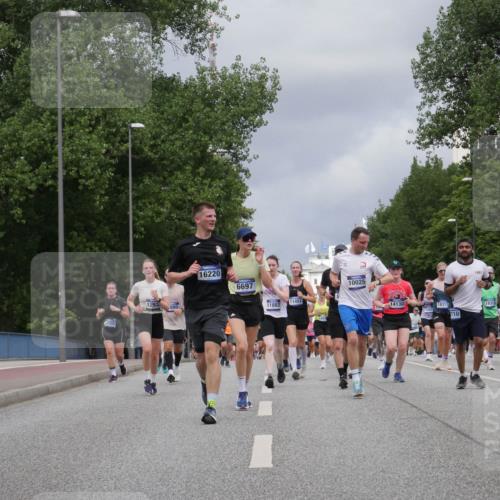29.06.2025 - hella hamburg halbmarathon Luisa Fischer http://msf.ph/oto/8464720 29.06.2025 10:41:06 Kennedybrücke 17355, 1293, 880, 16220, 6697, 11882, 11457, 10025, 13, 14130, 12254, 1857, 18317, 18319, 710, 1475, 1985, 3286, 3880, 5139, 6697, 7629, 9524, 9894, 10025, 10506 meine-sportfotos.de