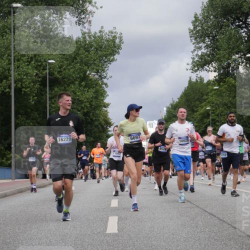 29.06.2025 - hella hamburg halbmarathon Luisa Fischer http://msf.ph/oto/8464749 29.06.2025 10:41:07 Kennedybrücke 17355, 16220, 11882, 6697, 10025, 9524, 30, 18317, 8710, 70, 3, 12573, 324, 1475, 1985, 3286, 3880, 5139, 6697, 7629, 9391, 9524, 10025 meine-sportfotos.de