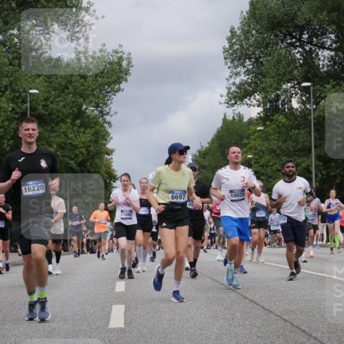29.06.2025 - hella hamburg halbmarathon Luisa Fischer http://msf.ph/oto/8464760 29.06.2025 10:41:07 Kennedybrücke 17355, 16220, 11457, 11882, 6697, 10025, 95, 18317, 12573, 110, 3286, 3246, 1475, 1985, 3286, 3880, 5139, 6697, 7629, 9391, 9524, 10025 meine-sportfotos.de
