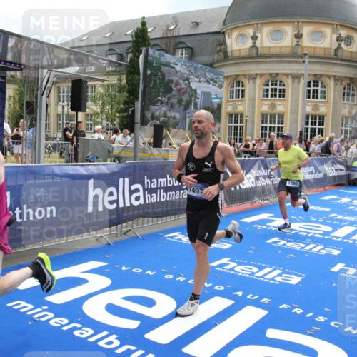 29.06.2025 - hella hamburg halbmarathon Michael Strokosch http://msf.ph/oto/8464775 29.06.2025 10:33:44 Ziel 1053, 1396, 2836, 4246, 5193, 12595, 14975, 16755, 17191 meine-sportfotos.de
