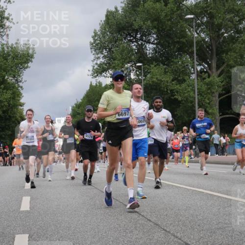 29.06.2025 - hella hamburg halbmarathon Luisa Fischer http://msf.ph/oto/8464796 29.06.2025 10:41:09 Kennedybrücke 12935, 5880, 264, 11882, 1145, 9524, 11456, 6697, 0025, 70, 3, 710, 9391, 12573, 7629, 1985, 2124, 3286, 3880, 5139, 5875, 6697, 7629, 9391, 9524, 10025 meine-sportfotos.de