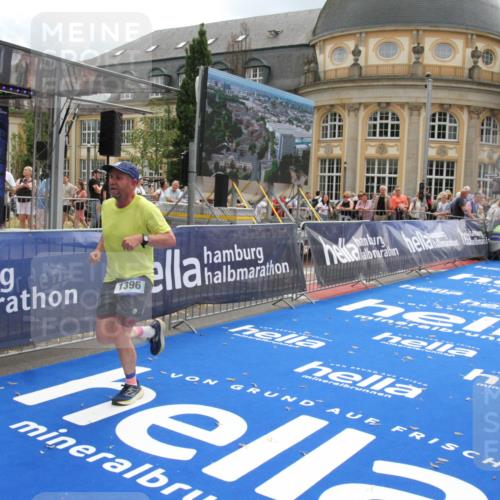 29.06.2025 - hella hamburg halbmarathon Michael Strokosch http://msf.ph/oto/8464869 29.06.2025 10:33:45 Ziel 1396, 2746, 2836, 4246, 5193, 12595, 14975, 16755, 17191 meine-sportfotos.de