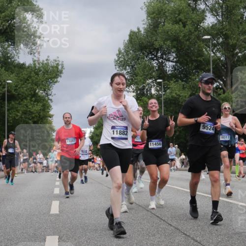 29.06.2025 - hella hamburg halbmarathon Luisa Fischer http://msf.ph/oto/8464880 29.06.2025 10:41:12 Kennedybrücke 880, 17794, 11087, 10146, 11882, 131, 11456, 9524, 18317, 14130, 3280, 1578, 1985, 2124, 3010, 3246, 3286, 3880, 5875, 6697, 7629, 8696, 9391, 9524, 10025, 10146 meine-sportfotos.de