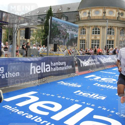 29.06.2025 - hella hamburg halbmarathon Michael Strokosch http://msf.ph/oto/8464898 29.06.2025 10:33:46 Ziel 1396, 2228, 2746, 2836, 4246, 5193, 12595, 14975, 16755, 17191 meine-sportfotos.de
