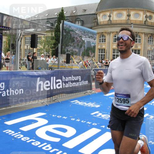 29.06.2025 - hella hamburg halbmarathon Michael Strokosch http://msf.ph/oto/8464936 29.06.2025 10:33:46 Ziel 1396, 2228, 2746, 2836, 4246, 5193, 12595, 14975, 16755, 17191 meine-sportfotos.de