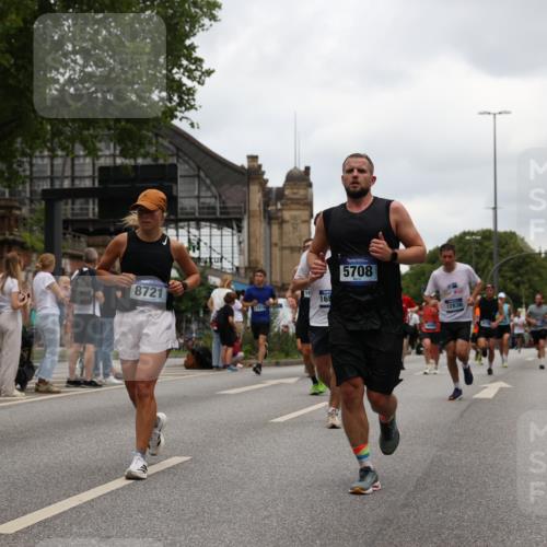 29.06.2025 - hella hamburg halbmarathon Yannick Fuchs http://msf.ph/oto/8464958 29.06.2025 10:57:07 20KM 1126, 1420, 1427, 1881, 2424, 2447, 2582, 2683, 2911, 3182, 3248, 3625, 4389, 4538, 4665, 5058, 5511, 5653, 5708, 5763, 6142, 6966, 7453, 8068, 8176, 8469, 8478, 8721, 9306, 9554, 9899, 10128, 11310, 11402, 12004, 12571, 12836, 12978, 13551, 13739, 13874, 13939, 14677, 14917, 15137, 16371, 16420, 16478, 16540, 17045, 17757, 17818, 17890, 18355, 18359, 18452, 18999, 19241 meine-sportfotos.de