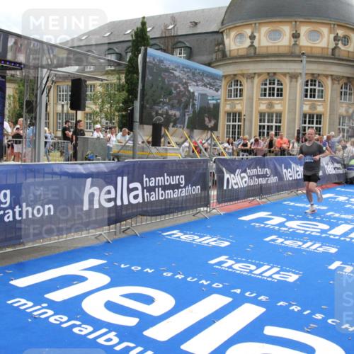 29.06.2025 - hella hamburg halbmarathon Michael Strokosch http://msf.ph/oto/8465001 29.06.2025 10:33:47 Ziel 1396, 1743, 2228, 2243, 2746, 4246, 5193, 12595, 13771, 14310, 14466, 16755 meine-sportfotos.de