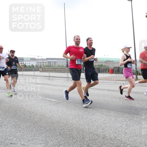 29.06.2025 - hella hamburg halbmarathon Lena Gebhardt http://msf.ph/oto/8465047 29.06.2025 10:32:21 Lombardsbrücke 3022, 9206, 9125, 14494, 3778, 17495, 1199, 1311, 1640, 1987, 2349, 2384, 2943, 3022, 3221, 3239, 3358, 3365, 3653, 3670, 3707, 3752, 3778, 3822, 4314, 4365, 4605, 4857, 4924, 5156, 5496, 5601, 5658, 5743, 5783, 5871, 5941, 6218, 6228, 6252, 6312, 6315, 6718, 6727, 7135, 7239, 7295, 7308, 7309, 7344, 7468, 7531, 7535, 7570, 7633, 7695, 7702, 7749, 7789, 7816, 7898, 8124, 8127, 8175, 8303, 8538, 8625, 8787, 8840, 8914, 8993, 9010, 9125, 9206, 10002 meine-sportfotos.de