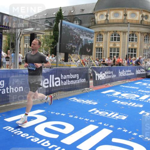 29.06.2025 - hella hamburg halbmarathon Michael Strokosch http://msf.ph/oto/8465069 29.06.2025 10:33:48 Ziel 1743, 2228, 2243, 2746, 4246, 5193, 13771, 14310, 14466, 16243, 16755 meine-sportfotos.de
