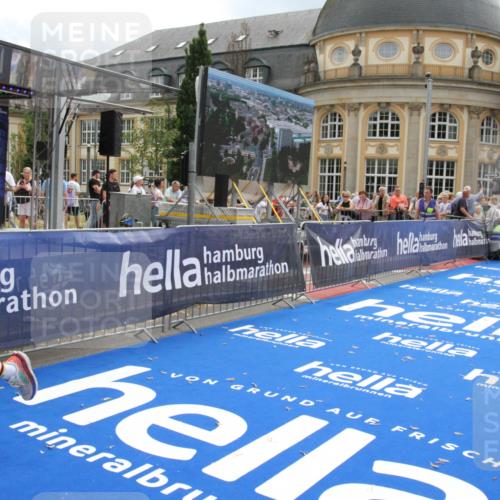 29.06.2025 - hella hamburg halbmarathon Michael Strokosch http://msf.ph/oto/8465093 29.06.2025 10:33:49 Ziel 1743, 2228, 2243, 2746, 4246, 5193, 13771, 14310, 14466, 16243, 16755 meine-sportfotos.de