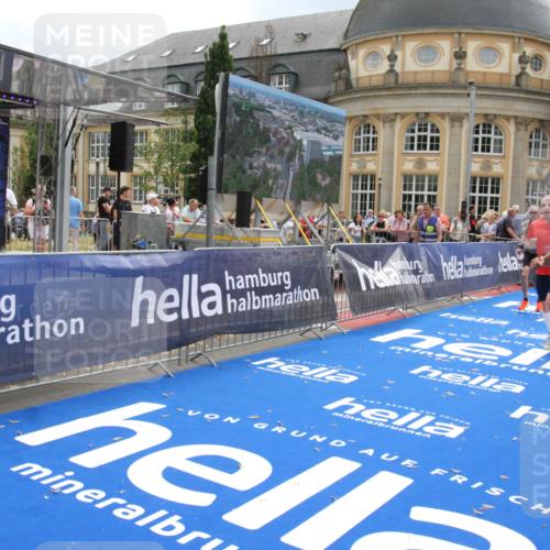 29.06.2025 - hella hamburg halbmarathon Michael Strokosch http://msf.ph/oto/8465123 29.06.2025 10:33:50 Ziel 1743, 2228, 2243, 2746, 4246, 5193, 13771, 14310, 14466, 16243, 16755 meine-sportfotos.de