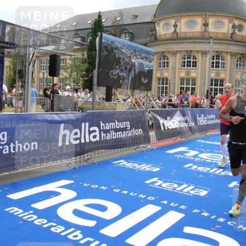 29.06.2025 - hella hamburg halbmarathon Michael Strokosch http://msf.ph/oto/8465153 29.06.2025 10:33:50 Ziel 1743, 2228, 2243, 2746, 4246, 5193, 13771, 14310, 14466, 16243, 16755 meine-sportfotos.de