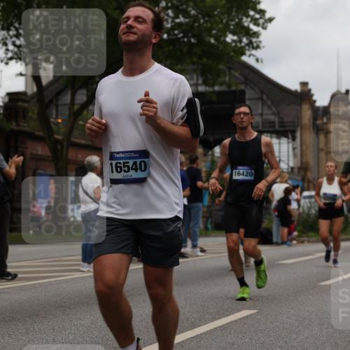 29.06.2025 - hella hamburg halbmarathon Yannick Fuchs http://msf.ph/oto/8465217 29.06.2025 10:57:09 20KM 1126, 1420, 1427, 1881, 2424, 2582, 2683, 3182, 3248, 3625, 4389, 4538, 4665, 5058, 5511, 5653, 5708, 5734, 5763, 6142, 6631, 6966, 7453, 8176, 8469, 8478, 8721, 8822, 9124, 9306, 9554, 9899, 10128, 11310, 11402, 12004, 12571, 12836, 12978, 13528, 13551, 13739, 13939, 14917, 15137, 16371, 16420, 16478, 16540, 17045, 17757, 17818, 17890, 18028, 18355, 18359, 18452, 18999, 19241 meine-sportfotos.de