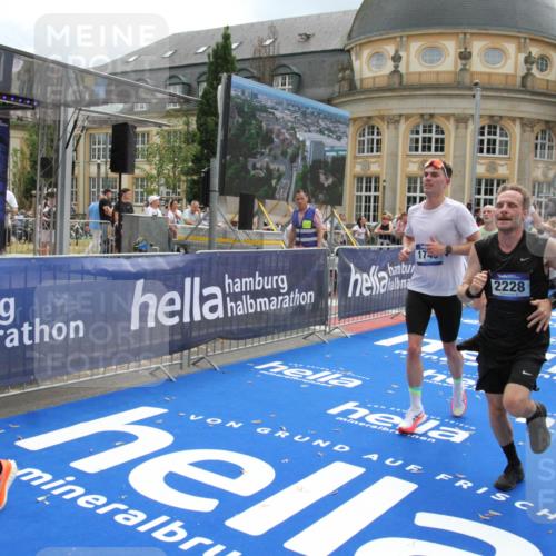 29.06.2025 - hella hamburg halbmarathon Michael Strokosch http://msf.ph/oto/8465285 29.06.2025 10:33:53 Ziel 1743, 2228, 2243, 2746, 4246, 5193, 10865, 13771, 14310, 14466, 16243 meine-sportfotos.de