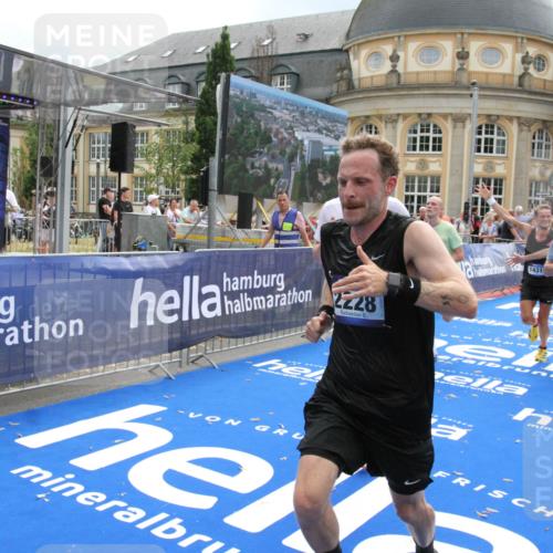29.06.2025 - hella hamburg halbmarathon Michael Strokosch http://msf.ph/oto/8465321 29.06.2025 10:33:53 Ziel 1743, 2228, 2243, 2746, 4246, 5193, 10865, 13771, 14310, 14466, 16243 meine-sportfotos.de