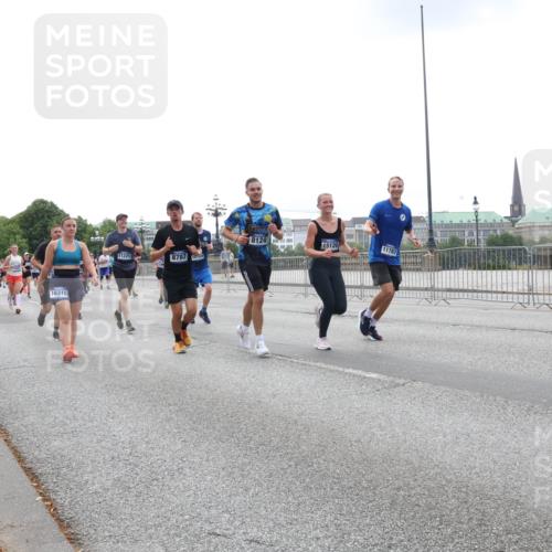 29.06.2025 - hella hamburg halbmarathon Lena Gebhardt http://msf.ph/oto/8465376 29.06.2025 10:32:23 Lombardsbrücke 1199, 1311, 1640, 1987, 2349, 2384, 2943, 3022, 3221, 3358, 3365, 3653, 3670, 3707, 3752, 3778, 3822, 4314, 4365, 4605, 4857, 4924, 5156, 5496, 5601, 5658, 5743, 5783, 5871, 5941, 6218, 6228, 6252, 6312, 6315, 7135, 7239, 7295, 7308, 7309, 7344, 7468, 7531, 7535, 7570, 7633, 7695, 7702, 7749, 7750, 7789, 7816, 8124, 8127, 8175, 8303, 8538, 8625, 8787, 8840, 8914, 8993, 9010, 9125, 9206, 10002, 10048 meine-sportfotos.de
