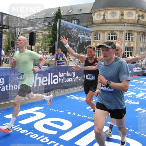 29.06.2025 - hella hamburg halbmarathon Michael Strokosch http://msf.ph/oto/8465389 29.06.2025 10:33:54 Ziel 1743, 2228, 2243, 2746, 10865, 13771, 14310, 14466, 15500, 16243 meine-sportfotos.de