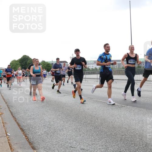 29.06.2025 - hella hamburg halbmarathon Lena Gebhardt http://msf.ph/oto/8465424 29.06.2025 10:32:23 Lombardsbrücke 16310, 11225, 15120, 11787, 8787, 1199, 1311, 1640, 1987, 2349, 2384, 2943, 3022, 3221, 3358, 3365, 3653, 3670, 3707, 3752, 3778, 3822, 4314, 4365, 4605, 4857, 4924, 5156, 5496, 5601, 5658, 5743, 5783, 5871, 5941, 6218, 6228, 6252, 6312, 6315, 7135, 7239, 7295, 7308, 7309, 7344, 7468, 7531, 7535, 7570, 7633, 7695, 7702, 7749, 7750, 7789, 7816, 8124, 8127, 8175, 8303, 8538, 8625, 8787, 8840, 8914, 8993, 9010, 9125, 9206, 10002, 10048 meine-sportfotos.de