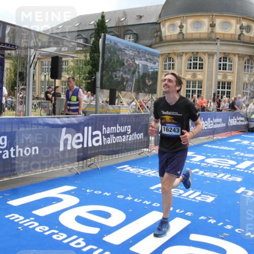 29.06.2025 - hella hamburg halbmarathon Michael Strokosch http://msf.ph/oto/8465486 29.06.2025 10:33:55 Ziel 1743, 2228, 2243, 10865, 13771, 14310, 14466, 15500, 16243 meine-sportfotos.de