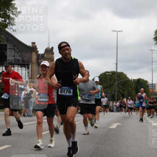 29.06.2025 - hella hamburg halbmarathon Yannick Fuchs http://msf.ph/oto/8465499 29.06.2025 10:57:12 20KM 1126, 1420, 1427, 1881, 1992, 2424, 2582, 2683, 3182, 3248, 3360, 3625, 4389, 4538, 4665, 5058, 5511, 5653, 5708, 5734, 5763, 6142, 6631, 6966, 8176, 8469, 8478, 8721, 8822, 9124, 9306, 9554, 9681, 9899, 10128, 11310, 11402, 12004, 12571, 12836, 12978, 13528, 13551, 13739, 13939, 14917, 15137, 15516, 16371, 16420, 16478, 16540, 16872, 17045, 17757, 17818, 17890, 18028, 18355, 18359, 18452, 18999, 19241 meine-sportfotos.de