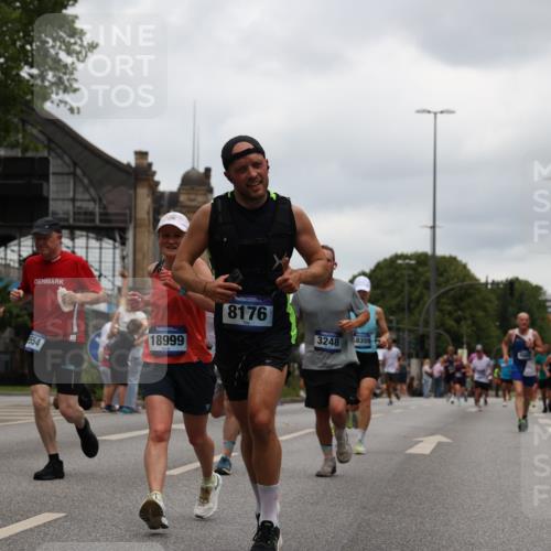 29.06.2025 - hella hamburg halbmarathon Yannick Fuchs http://msf.ph/oto/8465520 29.06.2025 10:57:12 20KM 1126, 1420, 1427, 1881, 1992, 2424, 2582, 2683, 3182, 3248, 3360, 3625, 4389, 4538, 4665, 5058, 5511, 5653, 5708, 5734, 5763, 6142, 6631, 6966, 8176, 8469, 8478, 8721, 8822, 9124, 9306, 9554, 9681, 9899, 10128, 11310, 11402, 12004, 12571, 12836, 12978, 13528, 13551, 13739, 13939, 14917, 15137, 15516, 16371, 16420, 16478, 16540, 16872, 17045, 17757, 17818, 17890, 18028, 18355, 18359, 18452, 18999, 19241 meine-sportfotos.de