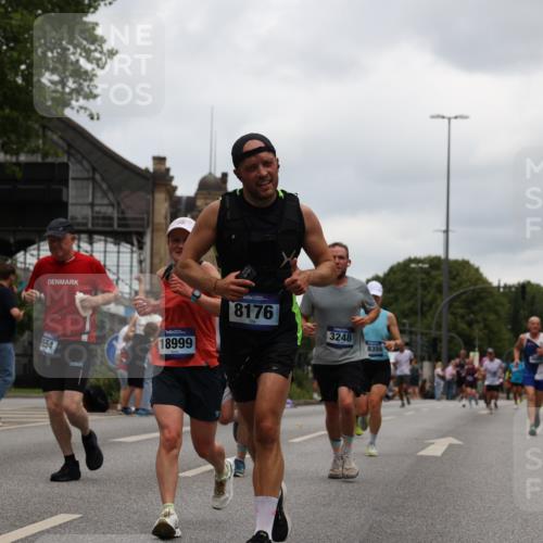 29.06.2025 - hella hamburg halbmarathon Yannick Fuchs http://msf.ph/oto/8465543 29.06.2025 10:57:12 20KM 1126, 1420, 1427, 1881, 1992, 2424, 2582, 2683, 3182, 3248, 3360, 3625, 4389, 4538, 4665, 5058, 5511, 5653, 5708, 5734, 5763, 6142, 6631, 6966, 8176, 8469, 8478, 8721, 8822, 9124, 9306, 9554, 9681, 9899, 10128, 11310, 11402, 12004, 12571, 12836, 12978, 13528, 13551, 13739, 13939, 14917, 15137, 15516, 16371, 16420, 16478, 16540, 16872, 17045, 17757, 17818, 17890, 18028, 18355, 18359, 18452, 18999, 19241 meine-sportfotos.de