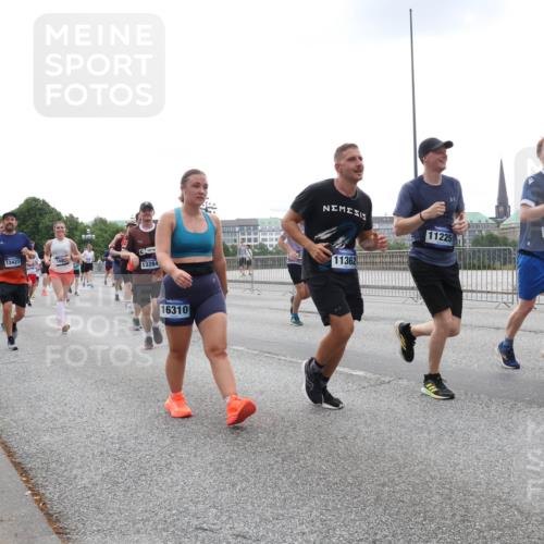 29.06.2025 - hella hamburg halbmarathon Lena Gebhardt http://msf.ph/oto/8465545 29.06.2025 10:32:25 Lombardsbrücke 15987, 13423, 13284, 16310, 11362, 11225, 16124, 1199, 1311, 1640, 1987, 2349, 2943, 3022, 3365, 3653, 3660, 3670, 3707, 3752, 3778, 3822, 4314, 4365, 4605, 4857, 4924, 5496, 5601, 5658, 5743, 5783, 5871, 5941, 6218, 6228, 6252, 6312, 6315, 7135, 7239, 7295, 7308, 7309, 7344, 7468, 7531, 7535, 7570, 7633, 7695, 7702, 7749, 7750, 7789, 7816, 8124, 8127, 8175, 8303, 8538, 8625, 8787, 8840, 8914, 8993, 9010, 9125, 9188, 9206, 10002, 10013, 10048, 10277 meine-sportfotos.de