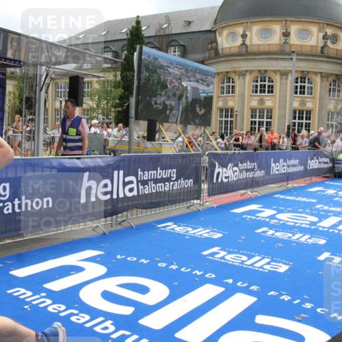29.06.2025 - hella hamburg halbmarathon Michael Strokosch http://msf.ph/oto/8465556 29.06.2025 10:33:56 Ziel 1743, 2243, 10865, 13771, 14310, 14466, 15500, 16243 meine-sportfotos.de