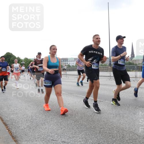 29.06.2025 - hella hamburg halbmarathon Lena Gebhardt http://msf.ph/oto/8465568 29.06.2025 10:32:25 Lombardsbrücke 15987, 13423, 16821, 3284, 16310, 11362, 16124, 11225, 1199, 1311, 1640, 1987, 2349, 2943, 3022, 3365, 3653, 3660, 3670, 3707, 3752, 3778, 3822, 4314, 4365, 4605, 4857, 4924, 5496, 5601, 5658, 5743, 5783, 5871, 5941, 6218, 6228, 6252, 6312, 6315, 7135, 7239, 7295, 7308, 7309, 7344, 7468, 7531, 7535, 7570, 7633, 7695, 7702, 7749, 7750, 7789, 7816, 8124, 8127, 8175, 8303, 8538, 8625, 8787, 8840, 8914, 8993, 9010, 9125, 9188, 9206, 10002, 10013, 10048, 10277 meine-sportfotos.de