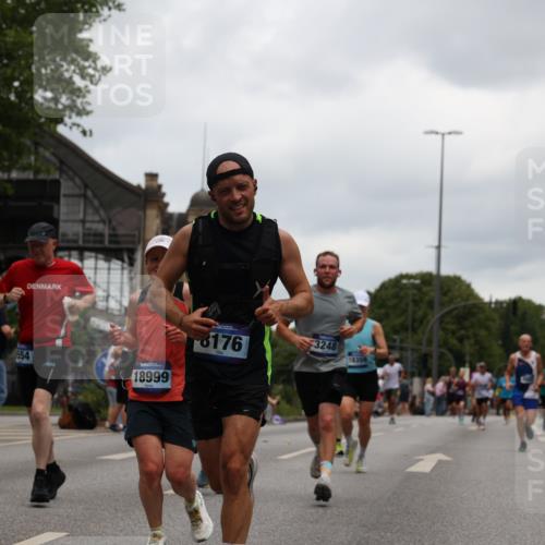 29.06.2025 - hella hamburg halbmarathon Yannick Fuchs http://msf.ph/oto/8465572 29.06.2025 10:57:12 20KM 1126, 1420, 1427, 1881, 1992, 2424, 2582, 2683, 3182, 3248, 3360, 3625, 4389, 4538, 4665, 5058, 5511, 5653, 5708, 5734, 5763, 6142, 6631, 6966, 8176, 8469, 8478, 8721, 8822, 9124, 9306, 9554, 9681, 9899, 10128, 11310, 11402, 12004, 12571, 12836, 12978, 13528, 13551, 13739, 13939, 14917, 15137, 15516, 16371, 16420, 16478, 16540, 16872, 17045, 17757, 17818, 17890, 18028, 18355, 18359, 18452, 18999, 19241 meine-sportfotos.de