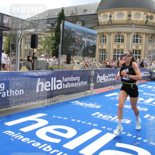 29.06.2025 - hella hamburg halbmarathon Michael Strokosch http://msf.ph/oto/8465614 29.06.2025 10:33:58 Ziel 9519, 10865, 15500 meine-sportfotos.de