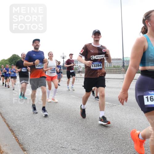 29.06.2025 - hella hamburg halbmarathon Lena Gebhardt http://msf.ph/oto/8465635 29.06.2025 10:32:27 Lombardsbrücke 8175, 10828, 13423, 16821, 181, 13284, 16310, 1199, 1311, 1640, 1987, 2059, 2349, 2943, 3022, 3365, 3653, 3660, 3670, 3707, 3778, 3822, 4314, 4365, 4446, 4605, 4857, 4924, 5496, 5601, 5658, 5743, 5783, 5871, 5941, 6218, 6228, 6252, 6312, 6315, 7135, 7239, 7295, 7308, 7309, 7344, 7468, 7531, 7535, 7570, 7633, 7695, 7702, 7749, 7750, 7789, 8124, 8127, 8175, 8303, 8538, 8625, 8787, 8840, 8914, 8993, 9010, 9125, 9188, 9206, 10002, 10013, 10048, 10277 meine-sportfotos.de