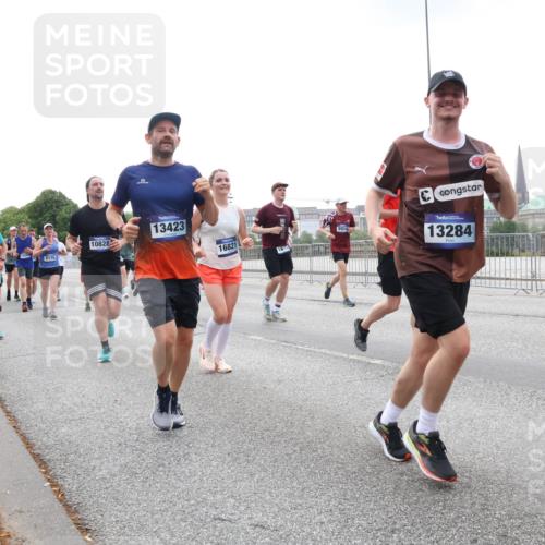 29.06.2025 - hella hamburg halbmarathon Lena Gebhardt http://msf.ph/oto/8465661 29.06.2025 10:32:27 Lombardsbrücke 15987, 8175, 10828, 13423, 16821, 13284, 163, 1199, 1311, 1640, 1987, 2059, 2349, 2943, 3022, 3365, 3653, 3660, 3670, 3707, 3778, 3822, 4314, 4365, 4446, 4605, 4857, 4924, 5496, 5601, 5658, 5743, 5783, 5871, 5941, 6218, 6228, 6252, 6312, 6315, 7135, 7239, 7295, 7308, 7309, 7344, 7468, 7531, 7535, 7570, 7633, 7695, 7702, 7749, 7750, 7789, 8124, 8127, 8175, 8303, 8538, 8625, 8787, 8840, 8914, 8993, 9010, 9125, 9188, 9206, 10002, 10013, 10048, 10277 meine-sportfotos.de