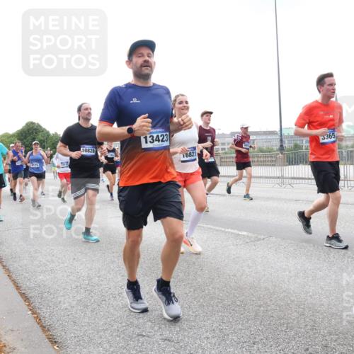 29.06.2025 - hella hamburg halbmarathon Lena Gebhardt http://msf.ph/oto/8465688 29.06.2025 10:32:27 Lombardsbrücke 15987, 1415, 8175, 10828, 15147, 12864, 13423, 16821, 31, 19, 3365, 1199, 1311, 1640, 1987, 2059, 2349, 2943, 3022, 3365, 3653, 3660, 3670, 3707, 3778, 3822, 4314, 4365, 4446, 4605, 4857, 4924, 5496, 5601, 5658, 5743, 5783, 5871, 5941, 6218, 6228, 6252, 6312, 6315, 7135, 7239, 7295, 7308, 7309, 7344, 7468, 7531, 7535, 7570, 7633, 7695, 7702, 7749, 7750, 7789, 8124, 8127, 8175, 8303, 8538, 8625, 8787, 8840, 8914, 8993, 9010, 9125, 9188, 9206, 10002, 10013, 10048, 10277 meine-sportfotos.de